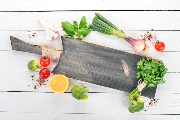 Deska z produktami i naczyniami kuchennymi