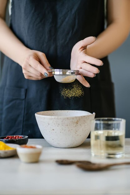 Ręka posypująca przyprawy